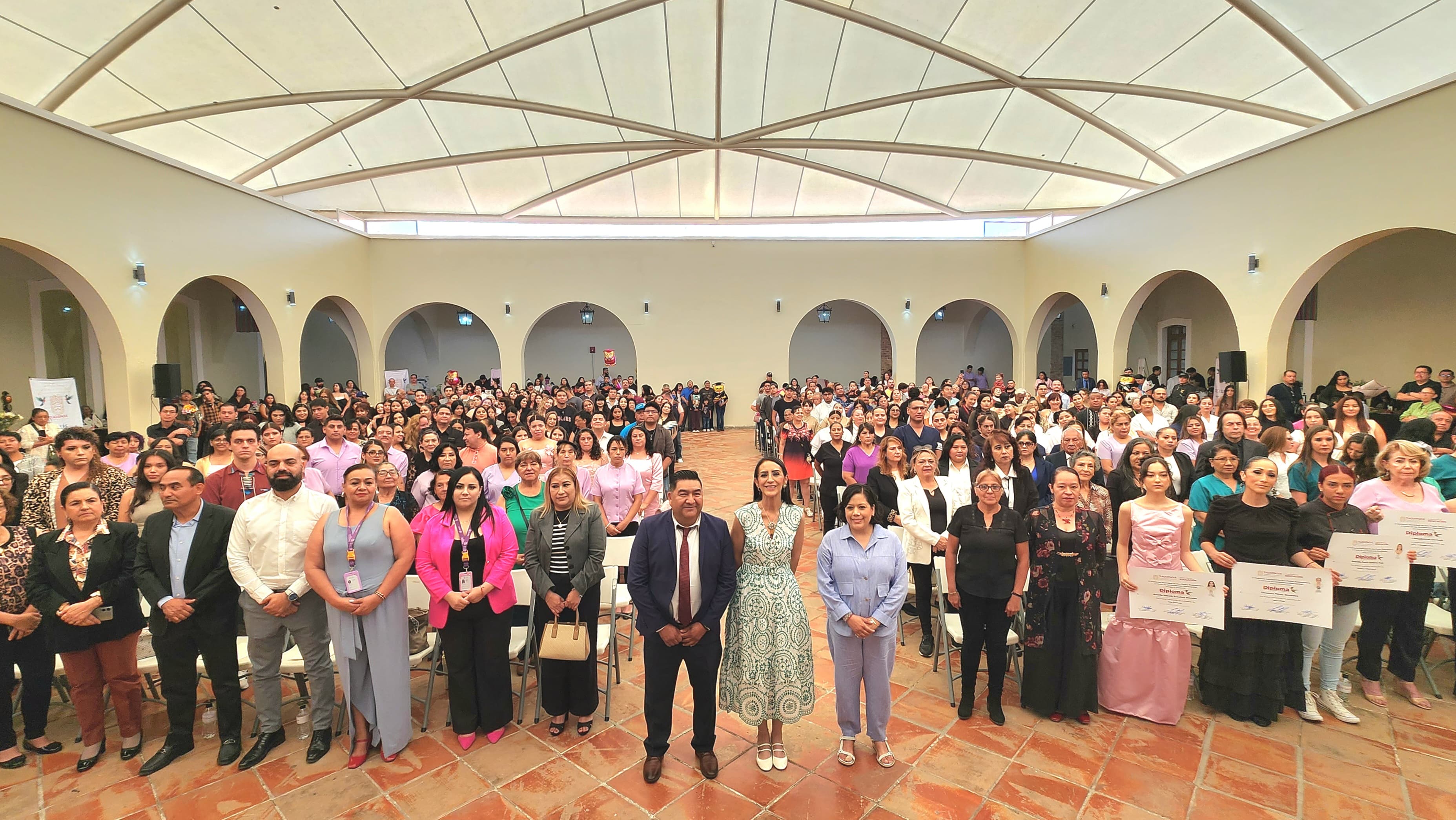ATESTIGUA LAURA IMELDA GRADUACIÓN DE 221 ALUMNAS Y ALUMNOS DE LA ACADEMIA MUNICIPAL